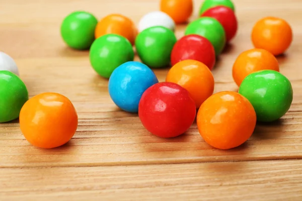 Bunte Bonbons auf Holztisch, Nahaufnahme — Stockfoto