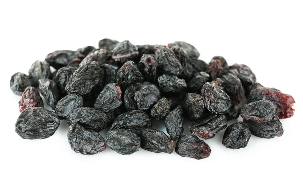 Mucchio di uva sultanina essiccata nera isolato su bianco — Foto Stock
