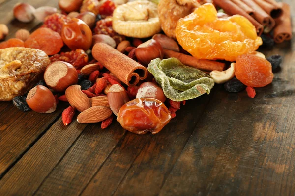 Auswahl an getrockneten Früchten auf Holztisch, Nahaufnahme — Stockfoto
