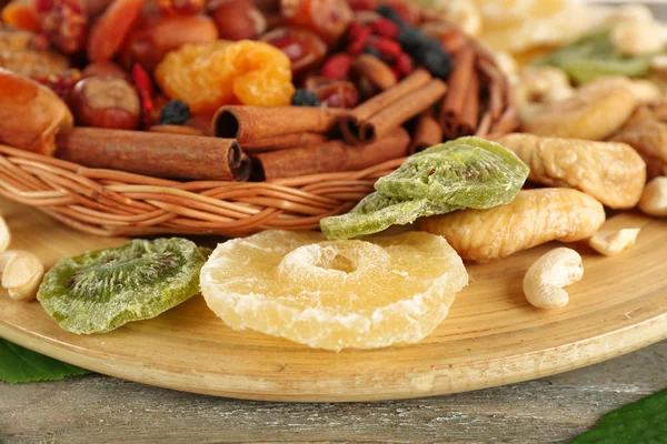 Assortimento di frutta secca su tavolo di legno, primo piano — Foto Stock