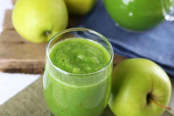 Smoothie verde saudável com maçãs verdes em pano de saco, close-up — Fotografia de Stock