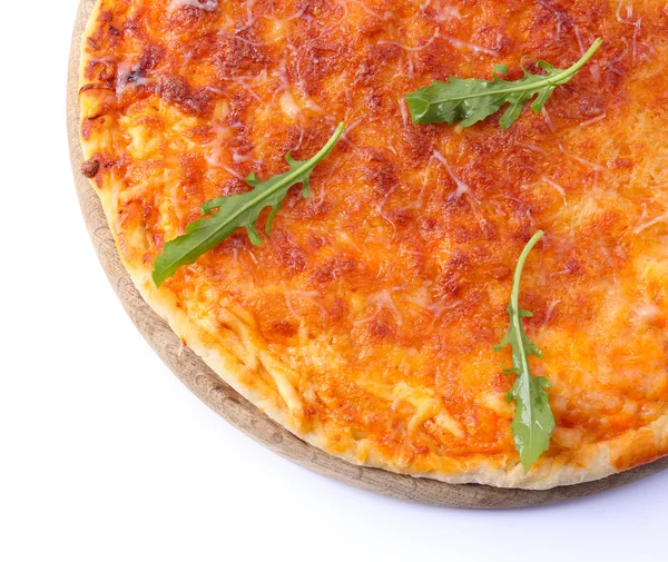 Pizza al formaggio con rucola isolata su bianco — Foto Stock