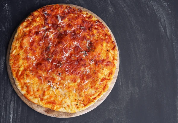 Pizza al formaggio sul tavolo di legno, primo piano — Foto Stock