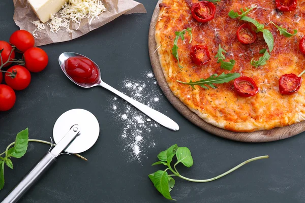 木製の背景にトマトとルッコラのピッツァ — ストック写真