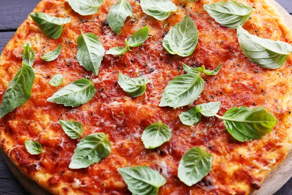 Pizza com folhas verdes, close-up — Fotografia de Stock