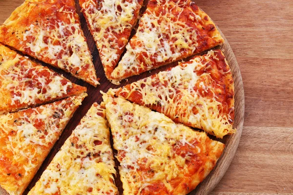 Pizza al formaggio sul tagliere di legno, primo piano — Foto Stock