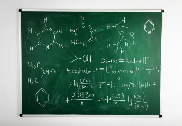 Molecule models and formulas on blackboard background — Stock Photo, Image