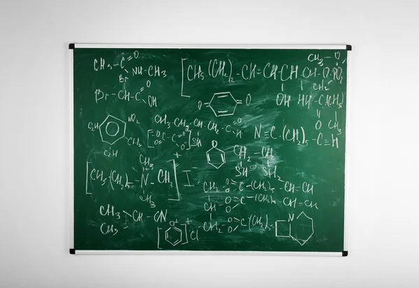 molekül modelleri ve tahta arka plan sayfasındaki formülleri
