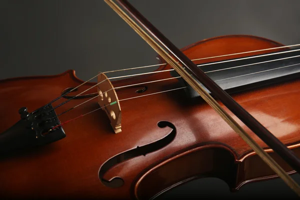 Geiger spielt Geige auf dunklem Hintergrund — Stockfoto