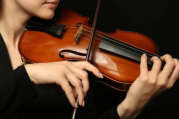 Violinista suonare il violino su sfondo scuro — Foto Stock