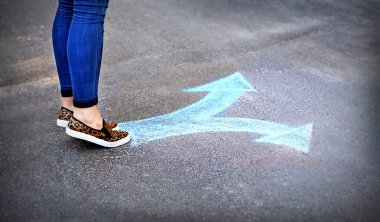 kadın ayak ve kaldırım arka plan üzerinde çizim okları