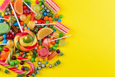 sarı arka plan üzerinde renkli şekerler