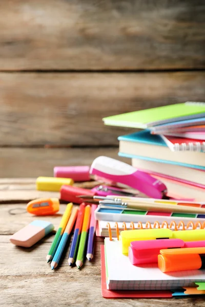 Papelería brillante de la escuela en la vieja mesa de madera — Foto de Stock