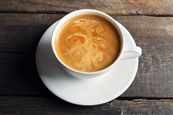 Secangkir kopi latte art di atas meja kayu, closeup — Stok Foto