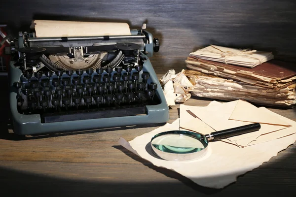 Retro-Schreibmaschine auf Holzgrund — Stockfoto