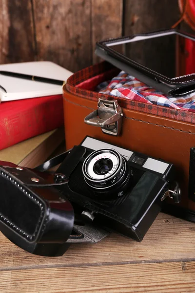 Packa resväskan för resa på trä bakgrund — Stockfoto