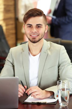 Konferans odasında çalışma iş adamı