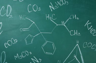 molekül modelleri ve tahta arka plan sayfasındaki formülleri