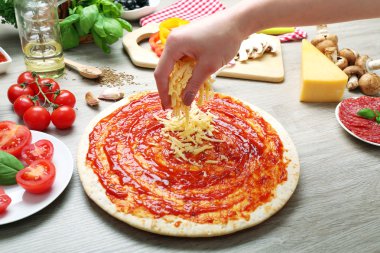 Pizza masaya yakın yapma kadın