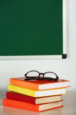 yığın kitap ve gözlük tablo sınıfı