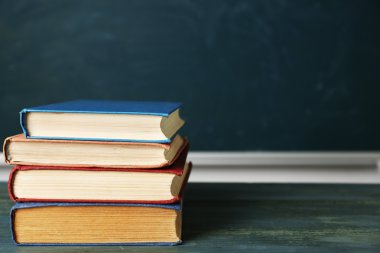 kitap üstünde okul sırası, tahta zemin üzerine yığını