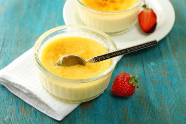 Creme brulee tatlısı peçeteye renk ahşap arka plan üzerinde