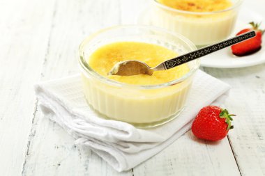 Creme brulee tatlısı peçeteye renk ahşap arka plan üzerinde