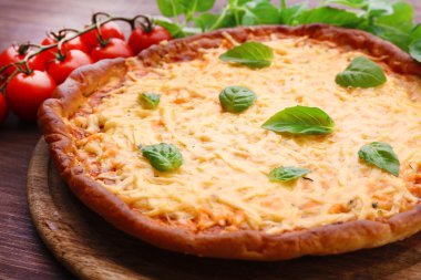 peynirli pizza domates tablo ile yakın çekim