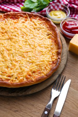 lezzetli peynir pizza tablo üzerinde kapat