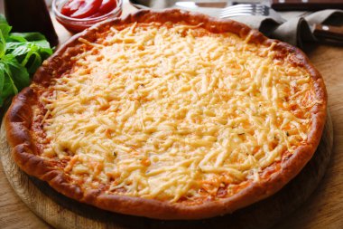 lezzetli peynir pizza tablo üzerinde kapat