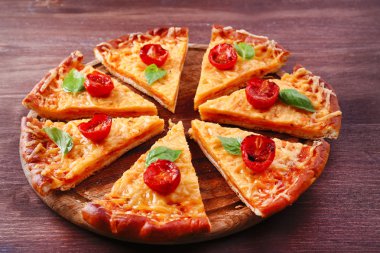 fesleğen ve kiraz domates masada lezzetli peynir pizza dilimlerini yakın çekim