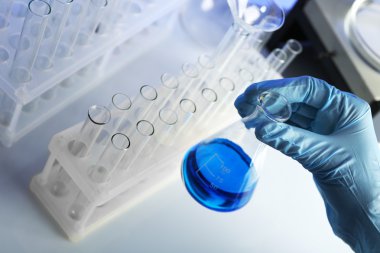 bilim adamı el laboratuvar test tüpü