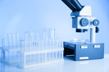 test tüpleri ve laboratuar mikroskobu