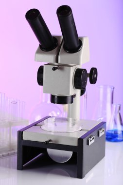 test tüpleri ve parlak arka plan mikroskobunun