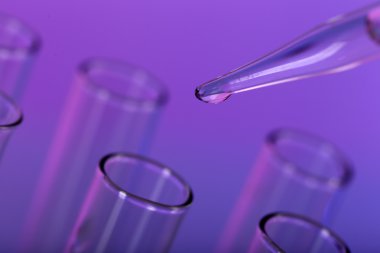 Renk arkaplanı üzerinde test tüpleri