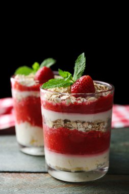 tatlı taze çilek, krem ve granola