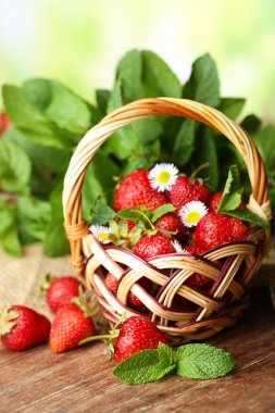 hasır sepet içinde kırmızı olgun çilek