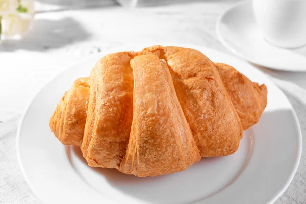 Köstliche Croissants auf dem Teller in Großaufnahme — Stockfoto