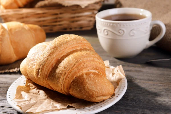 Deliciosos croissants en el plato en primer plano de la mesa — Foto de Stock