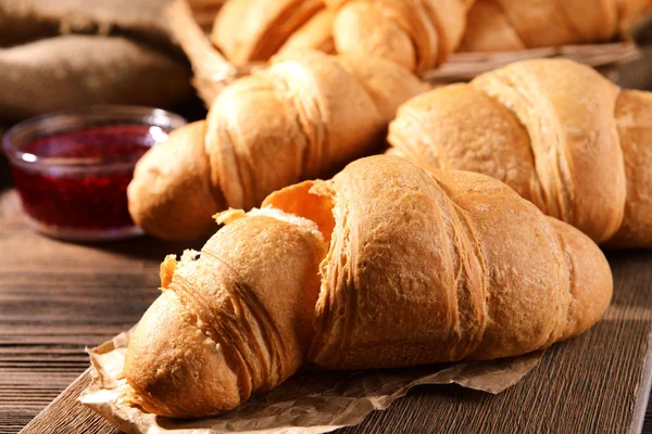 Heerlijke croissants op tabel close-up — Stockfoto