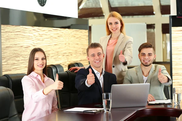 Affärsmän som arbetar i konferensrum — Stockfoto