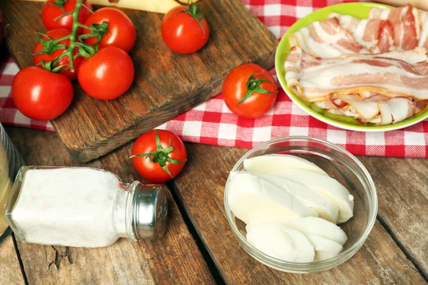 Ingredientes alimentares para cozinhar na mesa de perto — Fotografia de Stock