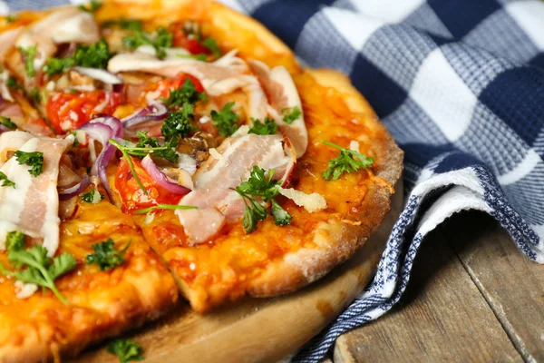 Gustosa pizza sul tavolo da vicino — Foto Stock