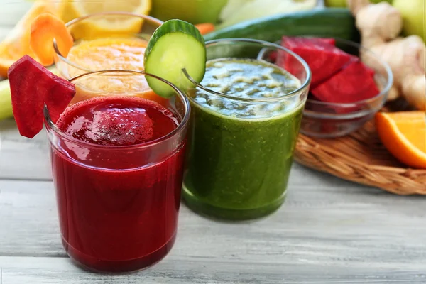 Surtido de jugos frescos saludables sobre fondo de mesa de madera — Foto de Stock