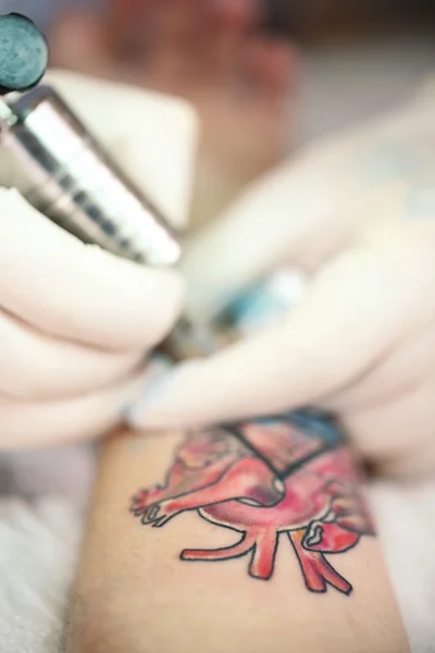 Tetováló művész, munkahelyi, közelkép — Stock Fotó