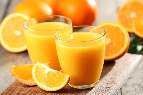 Jugo de naranja en primer plano de la mesa — Foto de Stock