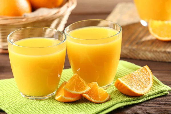 Апельсиновый сок на столе крупный план — стоковое фото