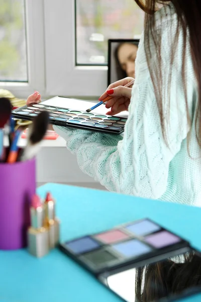 Visagistin mit Kosmetik bei der Arbeit in Nahaufnahme — Stockfoto