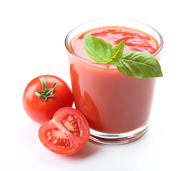 Copo de suco de tomate fresco isolado em branco — Fotografia de Stock