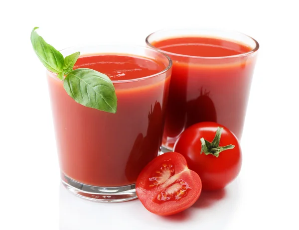 Vasos de jugo de tomate fresco aislados en blanco —  Fotos de Stock